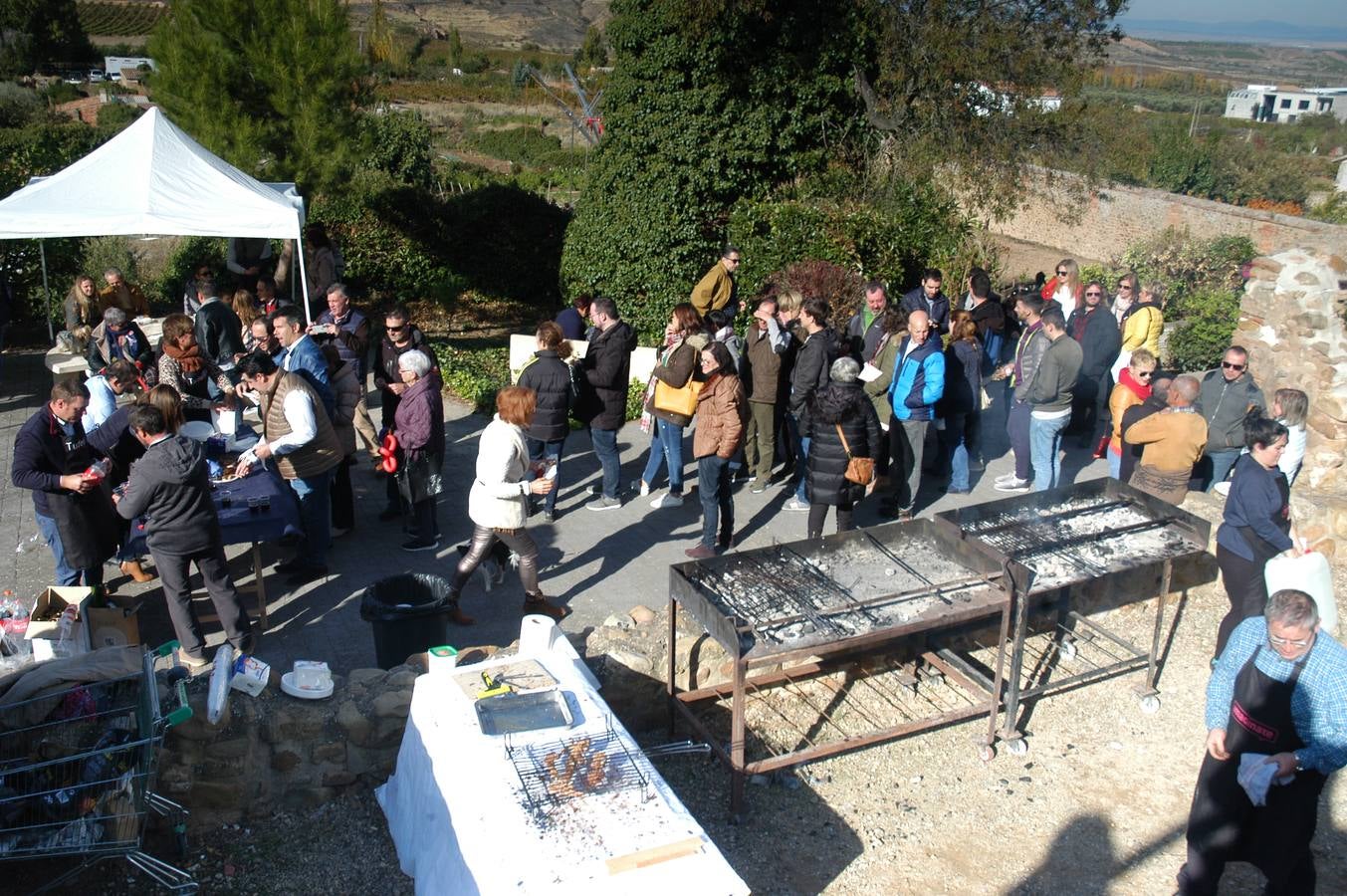 El evento resultó un éxito de público y terminó el domingo con el mercado de productos artesanales, degustaciones, música, visita al trujal y pringada...