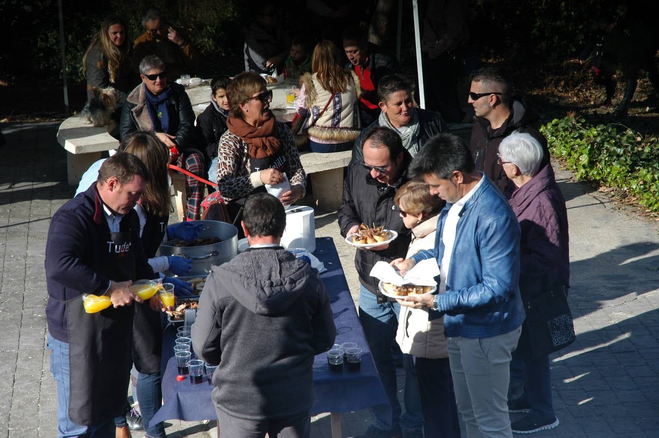 El evento resultó un éxito de público y terminó el domingo con el mercado de productos artesanales, degustaciones, música, visita al trujal y pringada...