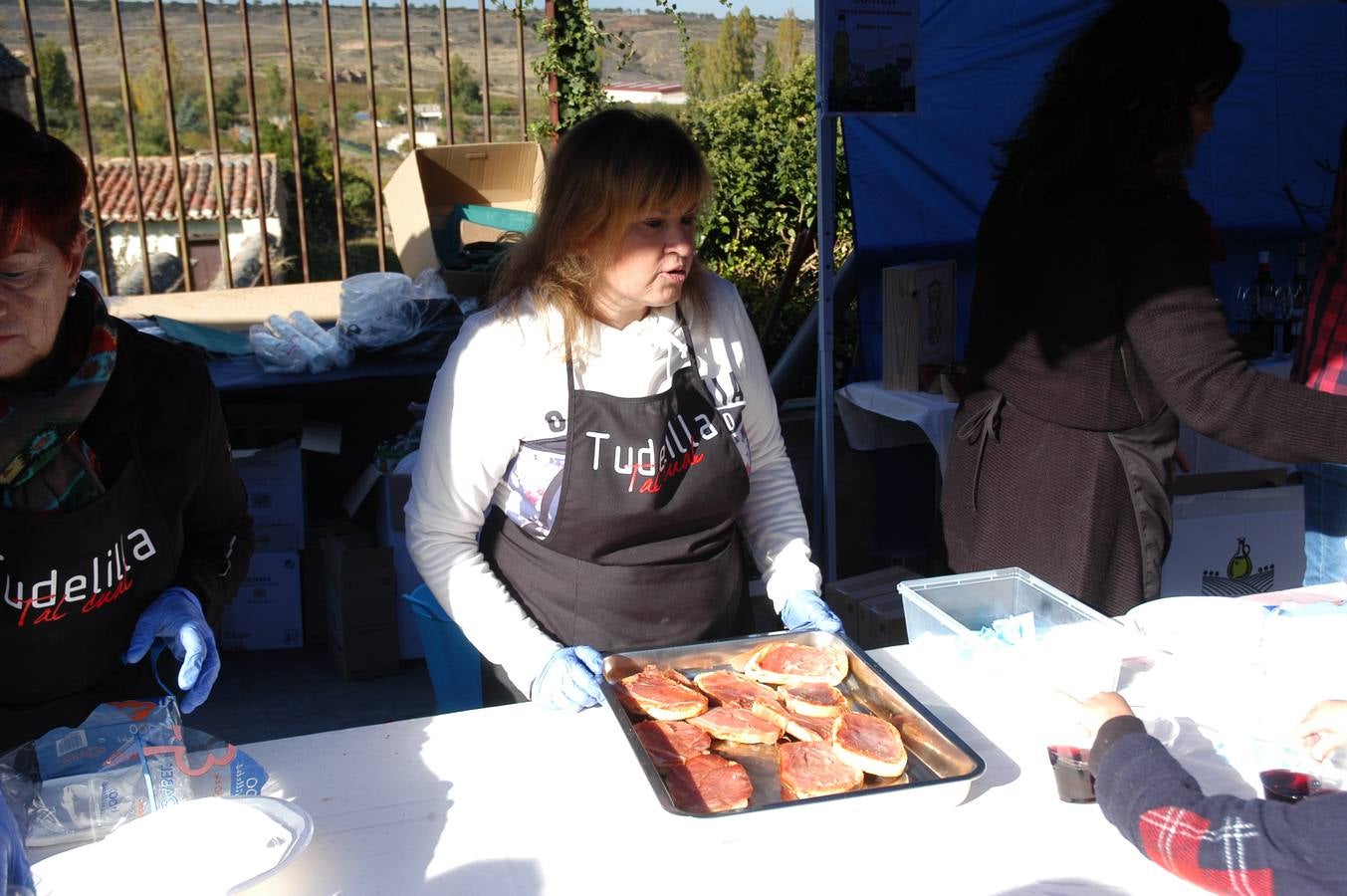 El evento resultó un éxito de público y terminó el domingo con el mercado de productos artesanales, degustaciones, música, visita al trujal y pringada...