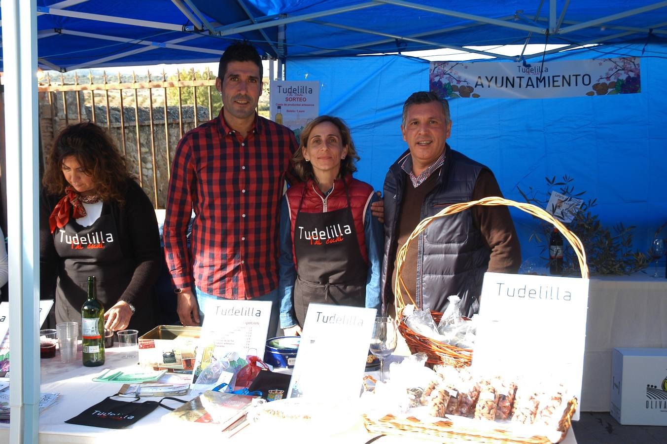 El evento resultó un éxito de público y terminó el domingo con el mercado de productos artesanales, degustaciones, música, visita al trujal y pringada...