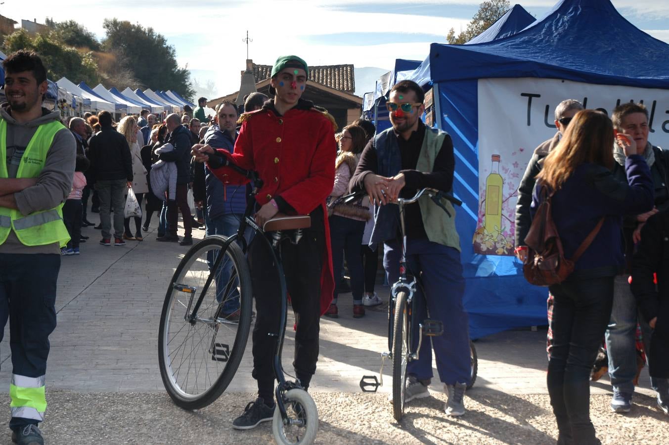 El evento resultó un éxito de público y terminó el domingo con el mercado de productos artesanales, degustaciones, música, visita al trujal y pringada...