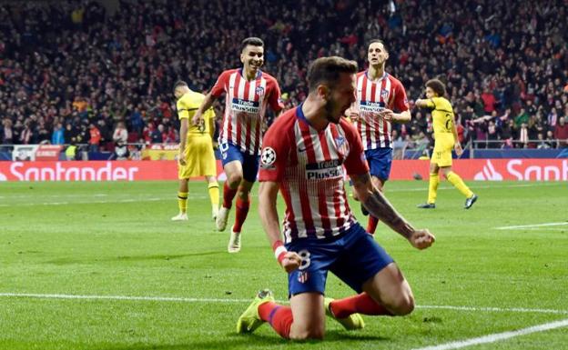 Correa y Kalinic acuden a felicitar a Saúl por el gol del alicantino. 