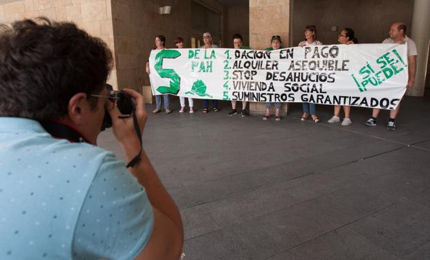 Concentración de la PAH el pasado mes de julio ante el Ayuntamiento de Logroño. :