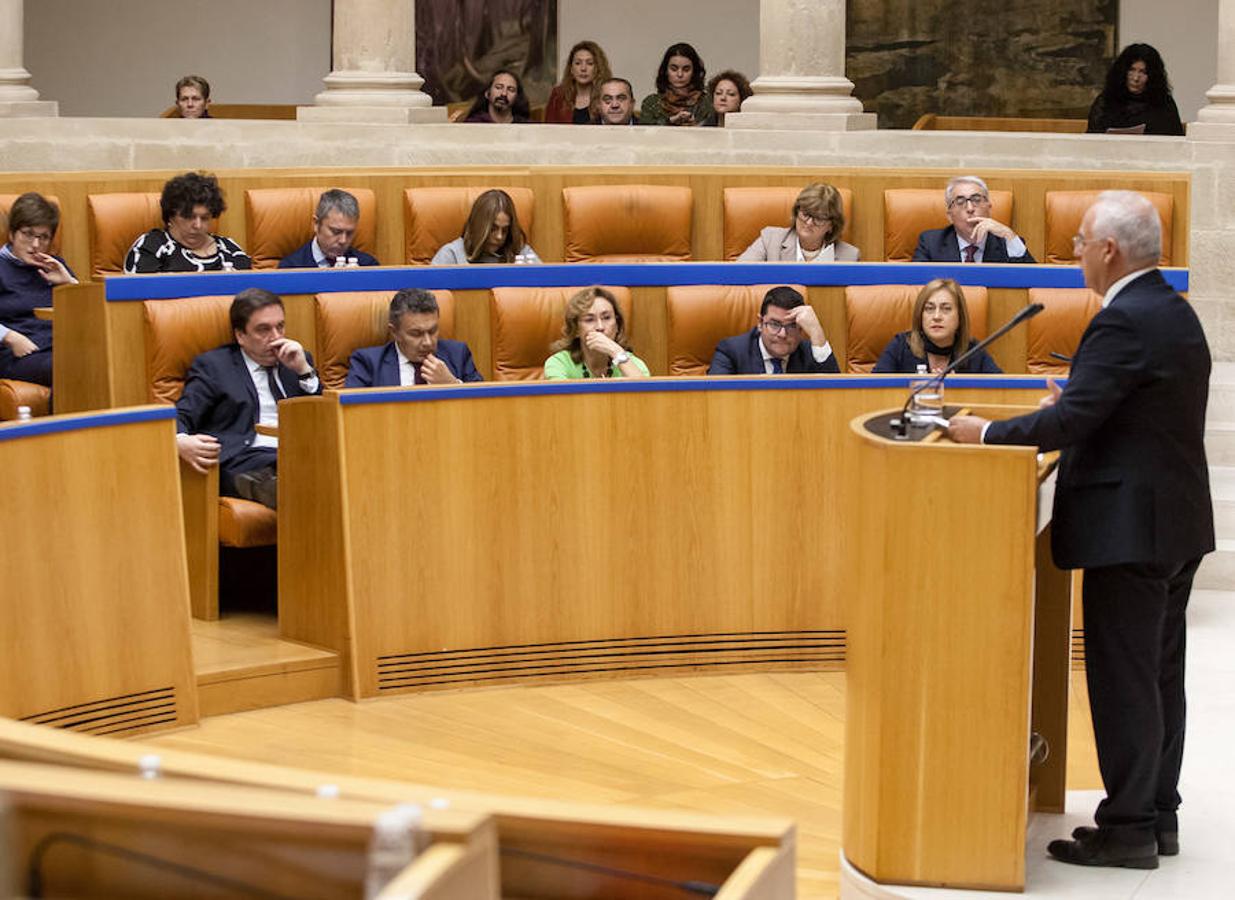 El presidente del Gobierno de La Rioja, José Ignacio Ceniceros ha respondido en el pleno del Parlamento regional a cuestiones sobre el reto demográfico, la economía en la región, el empleo público y el salario mínimo interprofesional (SMI). Parlamento.