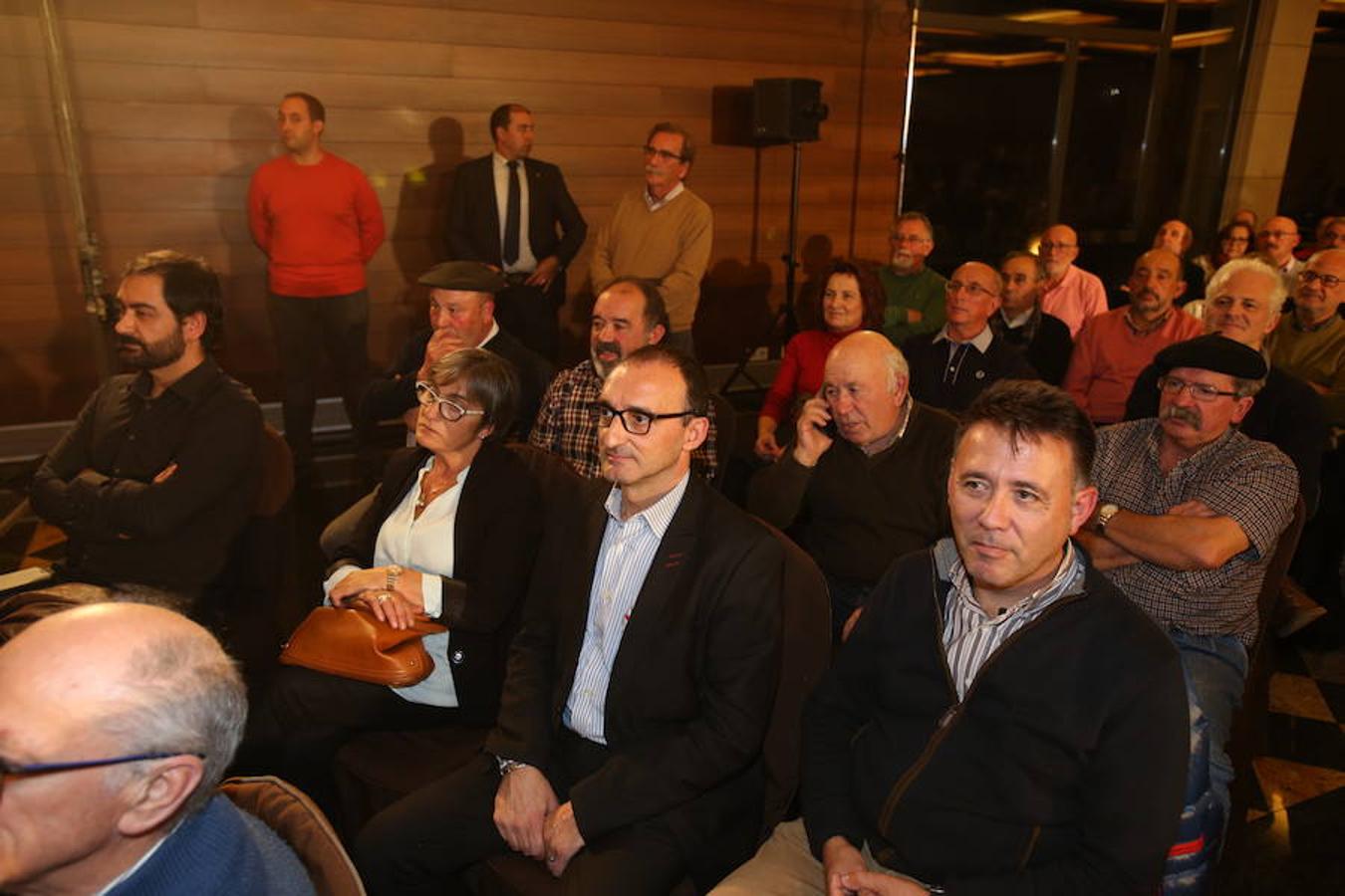 El ministro de Fomento, José Luis Ábalos ha intervenido en un acto del PSOE en La Rioja, junto a su secretario general, Francisco Ocón, y la secretaria federal de Mundo Rural y portavoz del Grupo Parlamentario Socialista, Concepción Andreu en el restaurante Delicatto de Logroño.