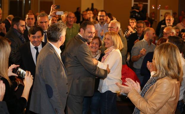 El ministro José Luis Ábalos saluda a simpatizantes del PSOE en La Rioja. 