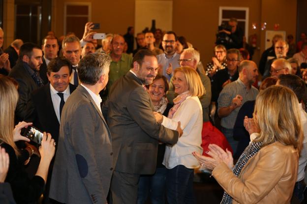 Entrada del ministro de Fomento al acto en el Delicatto. :: j. m.