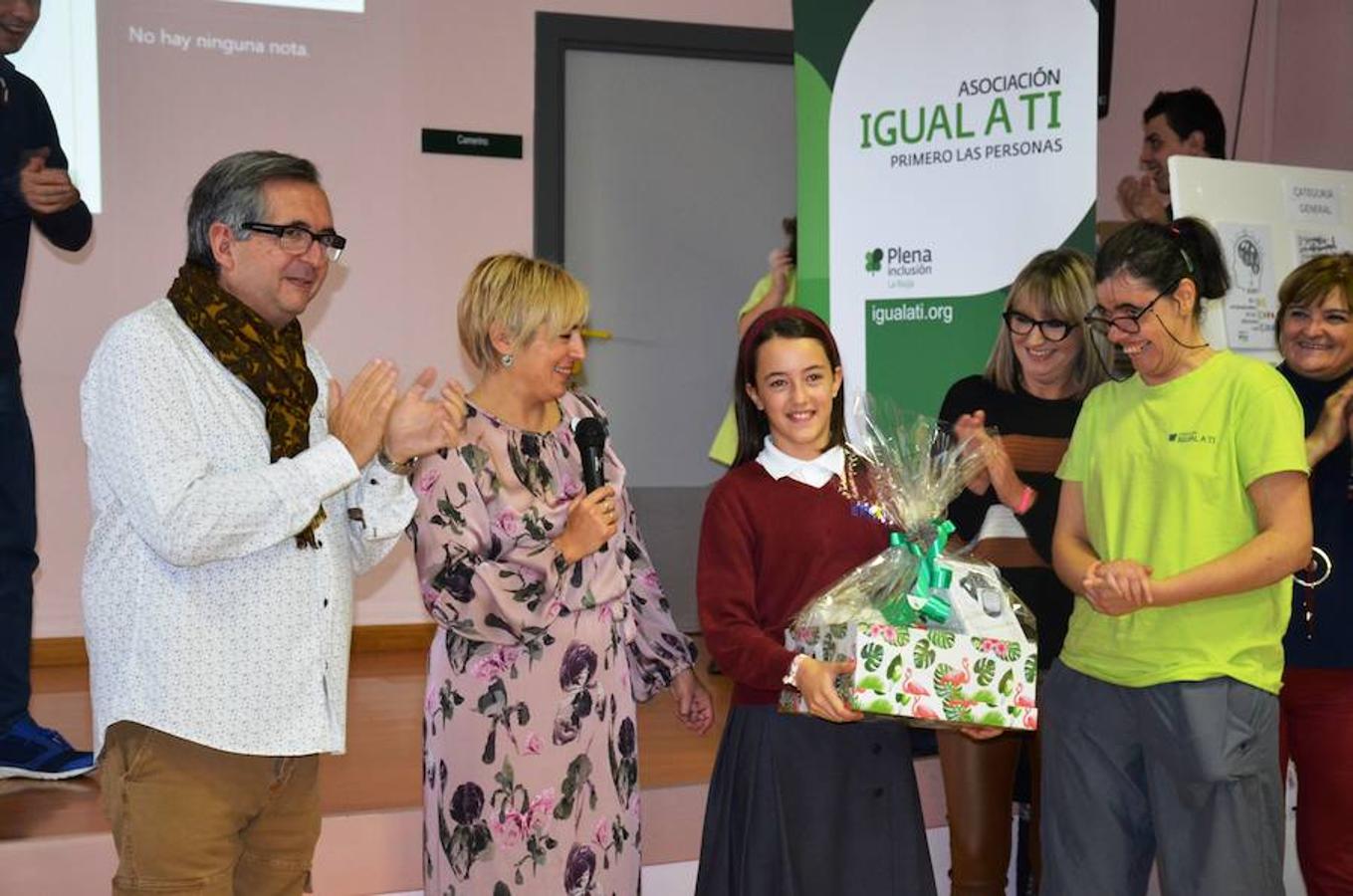 Jornada de puertas abiertas que se ha celebrado en el centro Äncora de Calahorra, que pertenece a la asociación IGUAL A TI. En la visita han participado el presidente de la asociación, Santiago Urizarna, y los alcaldes de Calahorra, Autol y Pradejón. Durante las jornadas se han entregado los premios a loas ganadores del concurso de carteles con motivo del Día Internacional de las Personas con Discapacidad. En la categoría general, el ganador es Francisco Manuel Vargas; en la de escolares, Lucía Anguiano y la especial, el Aula de Educación Especial del CEIP Quintiliano.