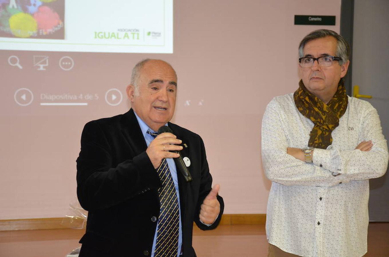 Jornada de puertas abiertas que se ha celebrado en el centro Äncora de Calahorra, que pertenece a la asociación IGUAL A TI. En la visita han participado el presidente de la asociación, Santiago Urizarna, y los alcaldes de Calahorra, Autol y Pradejón. Durante las jornadas se han entregado los premios a loas ganadores del concurso de carteles con motivo del Día Internacional de las Personas con Discapacidad. En la categoría general, el ganador es Francisco Manuel Vargas; en la de escolares, Lucía Anguiano y la especial, el Aula de Educación Especial del CEIP Quintiliano.