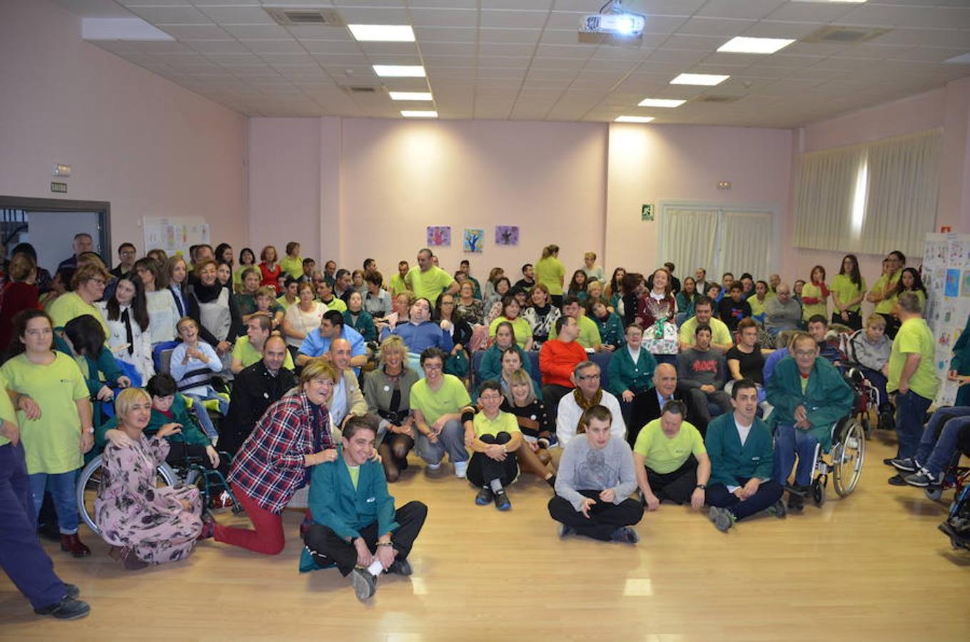 Jornada de puertas abiertas que se ha celebrado en el centro Äncora de Calahorra, que pertenece a la asociación IGUAL A TI. En la visita han participado el presidente de la asociación, Santiago Urizarna, y los alcaldes de Calahorra, Autol y Pradejón. Durante las jornadas se han entregado los premios a loas ganadores del concurso de carteles con motivo del Día Internacional de las Personas con Discapacidad. En la categoría general, el ganador es Francisco Manuel Vargas; en la de escolares, Lucía Anguiano y la especial, el Aula de Educación Especial del CEIP Quintiliano.