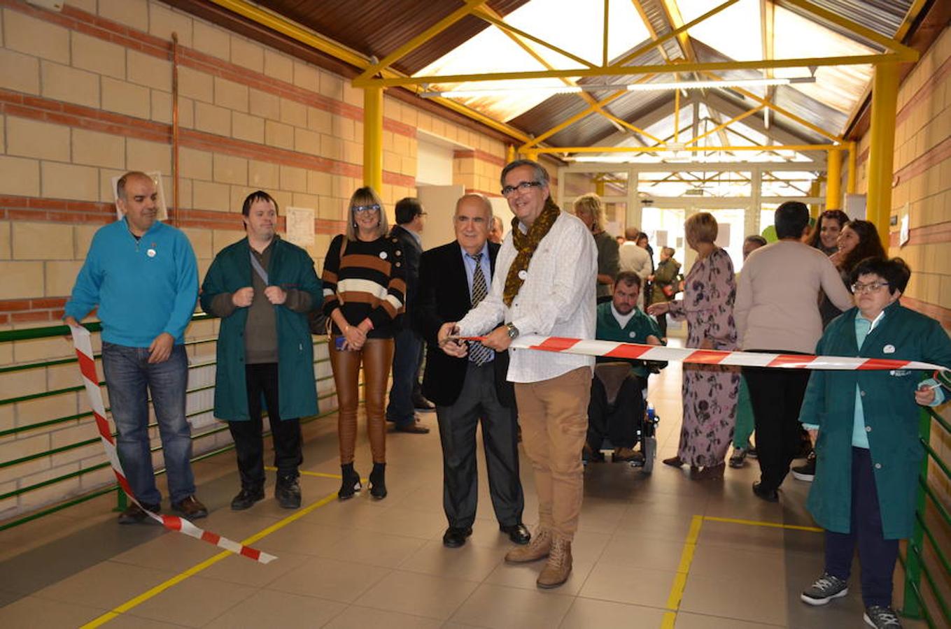 Jornada de puertas abiertas que se ha celebrado en el centro Äncora de Calahorra, que pertenece a la asociación IGUAL A TI. En la visita han participado el presidente de la asociación, Santiago Urizarna, y los alcaldes de Calahorra, Autol y Pradejón. Durante las jornadas se han entregado los premios a loas ganadores del concurso de carteles con motivo del Día Internacional de las Personas con Discapacidad. En la categoría general, el ganador es Francisco Manuel Vargas; en la de escolares, Lucía Anguiano y la especial, el Aula de Educación Especial del CEIP Quintiliano.