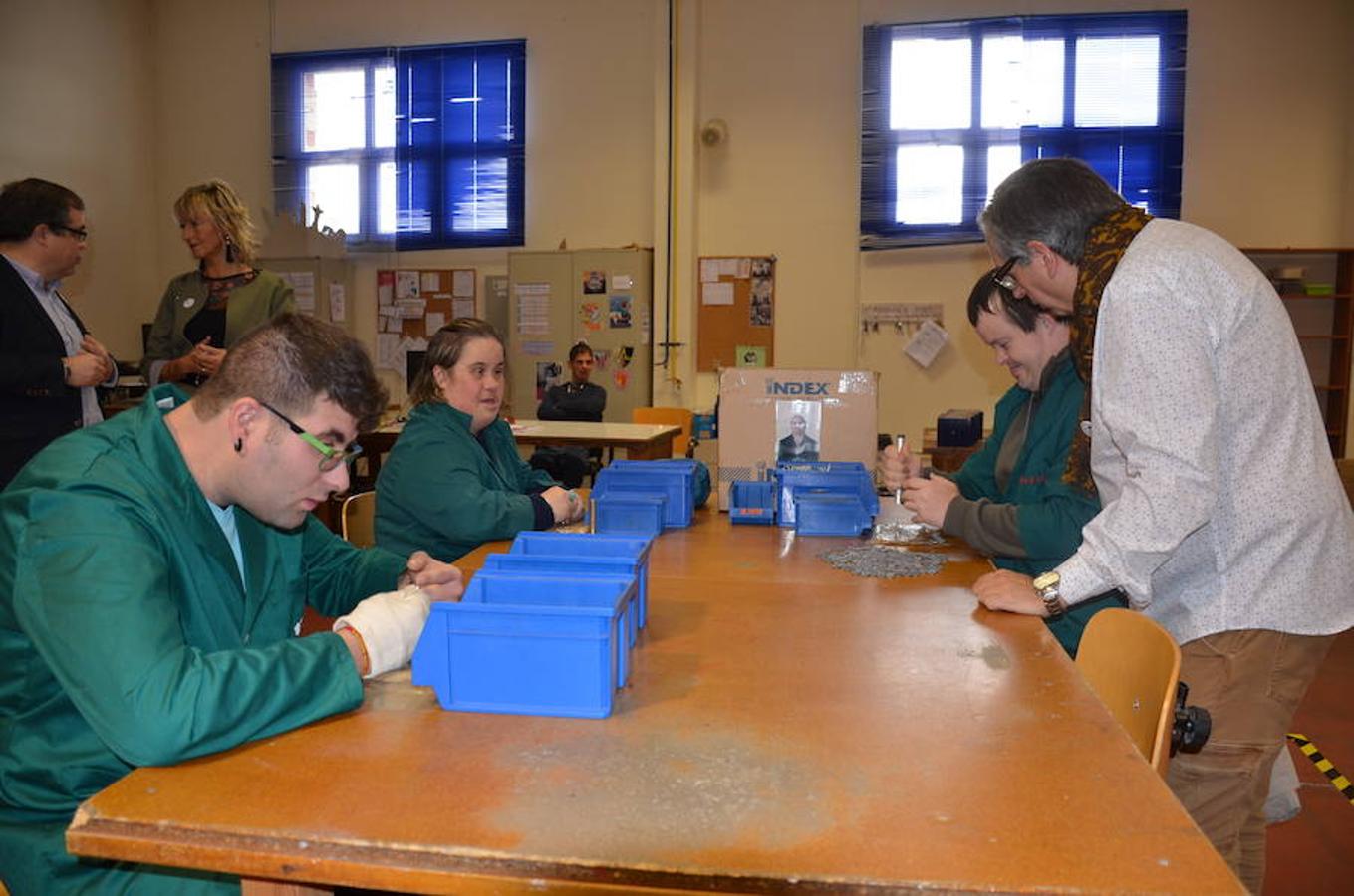 Jornada de puertas abiertas que se ha celebrado en el centro Äncora de Calahorra, que pertenece a la asociación IGUAL A TI. En la visita han participado el presidente de la asociación, Santiago Urizarna, y los alcaldes de Calahorra, Autol y Pradejón. Durante las jornadas se han entregado los premios a loas ganadores del concurso de carteles con motivo del Día Internacional de las Personas con Discapacidad. En la categoría general, el ganador es Francisco Manuel Vargas; en la de escolares, Lucía Anguiano y la especial, el Aula de Educación Especial del CEIP Quintiliano.