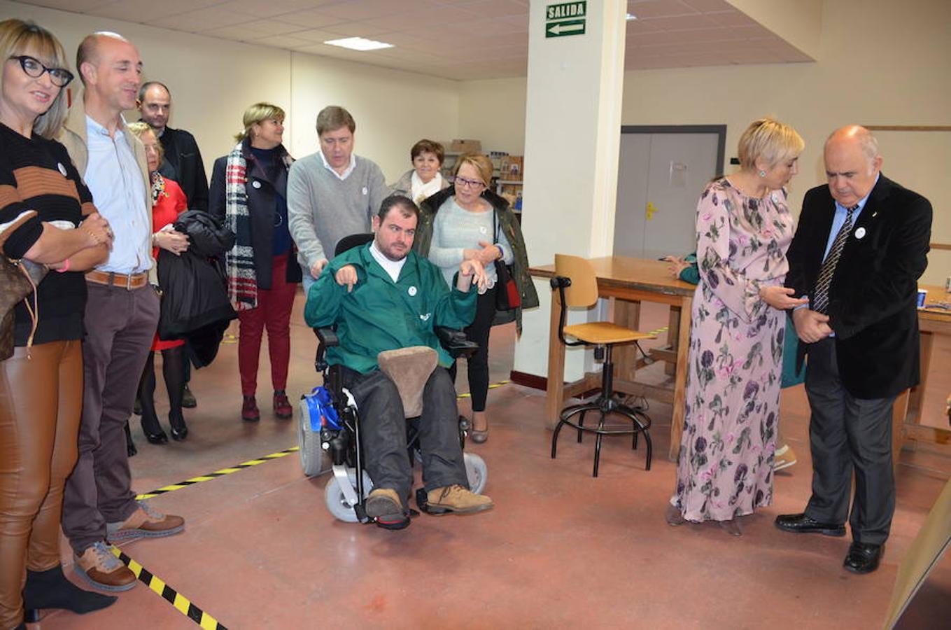 Jornada de puertas abiertas que se ha celebrado en el centro Äncora de Calahorra, que pertenece a la asociación IGUAL A TI. En la visita han participado el presidente de la asociación, Santiago Urizarna, y los alcaldes de Calahorra, Autol y Pradejón. Durante las jornadas se han entregado los premios a loas ganadores del concurso de carteles con motivo del Día Internacional de las Personas con Discapacidad. En la categoría general, el ganador es Francisco Manuel Vargas; en la de escolares, Lucía Anguiano y la especial, el Aula de Educación Especial del CEIP Quintiliano.