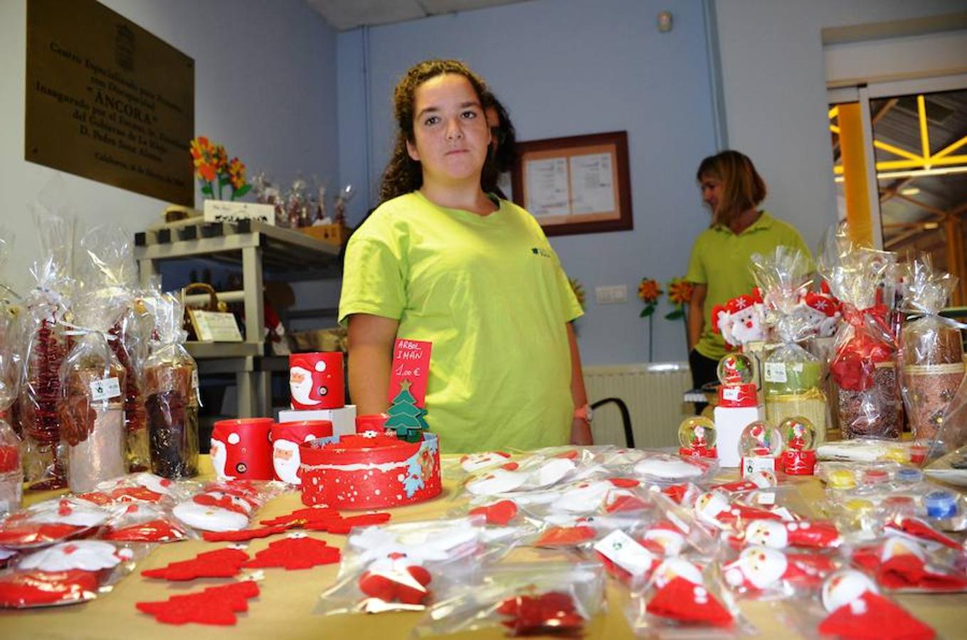 Jornada de puertas abiertas que se ha celebrado en el centro Äncora de Calahorra, que pertenece a la asociación IGUAL A TI. En la visita han participado el presidente de la asociación, Santiago Urizarna, y los alcaldes de Calahorra, Autol y Pradejón. Durante las jornadas se han entregado los premios a loas ganadores del concurso de carteles con motivo del Día Internacional de las Personas con Discapacidad. En la categoría general, el ganador es Francisco Manuel Vargas; en la de escolares, Lucía Anguiano y la especial, el Aula de Educación Especial del CEIP Quintiliano.