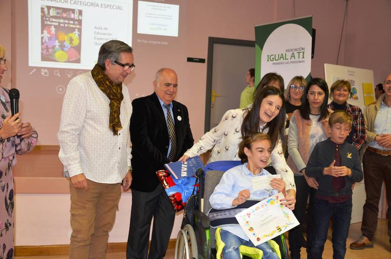 Jornada de puertas abiertas que se ha celebrado en el centro Äncora de Calahorra, que pertenece a la asociación IGUAL A TI. En la visita han participado el presidente de la asociación, Santiago Urizarna, y los alcaldes de Calahorra, Autol y Pradejón. Durante las jornadas se han entregado los premios a loas ganadores del concurso de carteles con motivo del Día Internacional de las Personas con Discapacidad. En la categoría general, el ganador es Francisco Manuel Vargas; en la de escolares, Lucía Anguiano y la especial, el Aula de Educación Especial del CEIP Quintiliano.