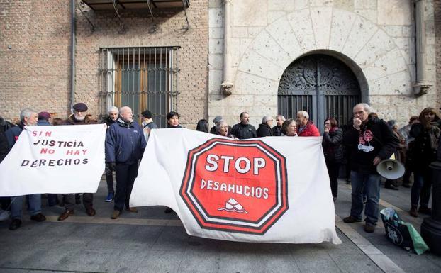 Varias decenas de personas protestaron este viernes en Valladolid, ante el Palacio de Justicia, contra la última decisión del Supremo.