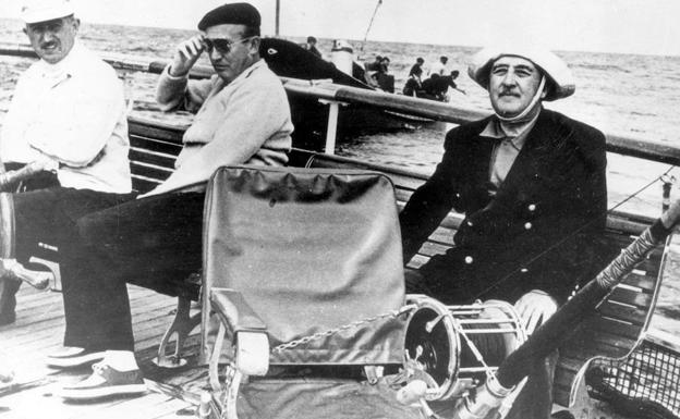El dictador Francisco Franco (dcha.), durante una jornada de pesca.