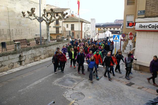 Los marchosos emprenden su camino hacia los campos. :: F. D.