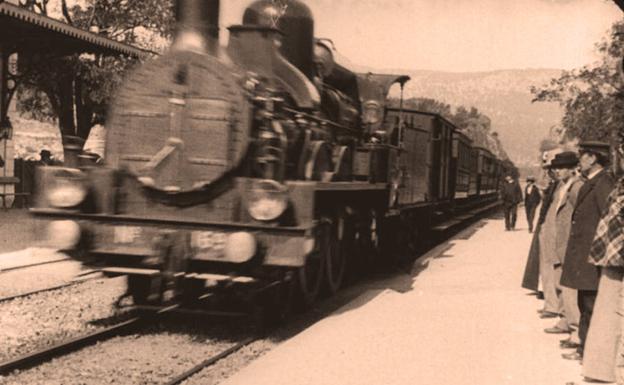 Llegada de un tren. «Un tren llega a la estación a toda velocidad; salida de viajeros. Este cuadro es de efecto sorprendente». 