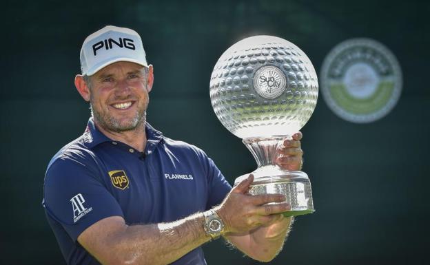 Lee Westwood, con el trofeo del Abierto de Sun City. 