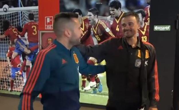 Jordi Alba saluda a Luis Enrique a su llegada a la Ciudad del Fútbol.