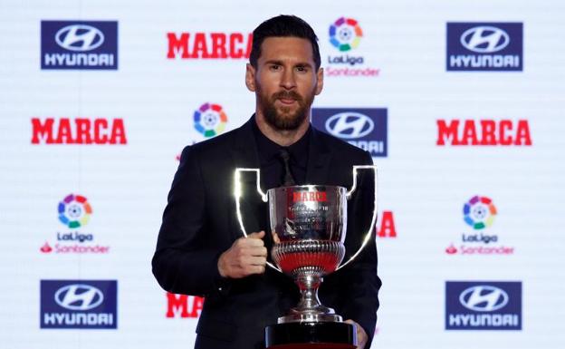 Leo Messi, con su trofeo Pichichi de la pasada Liga. 