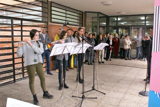 Actuación musical de las alumnas del Villegas. :: F. D.