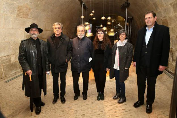 Los protagonistas y el comisario de la exposición, Félix Reyes, con el consejero Íñigo Nagore el día de la inauguración. 