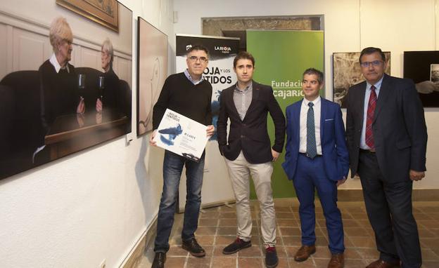 Javier Muro (iz.), ganador del premio de fotografía. 