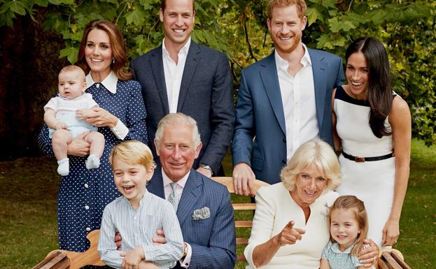 Con motivo del cumpleaños, la familia real ha divulgado unas fotografías del príncipe Carlos con la familia. 