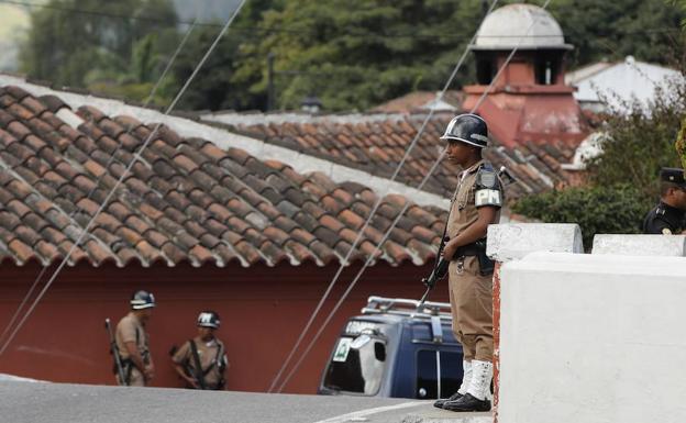 Policías montan guardia en Antigua (Guatemala) antes de que comience la Cumbre Iberoamericana.