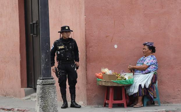 Imagen principal - Las medidas de seguridad son máximas en la ciudad guatemalteca.
