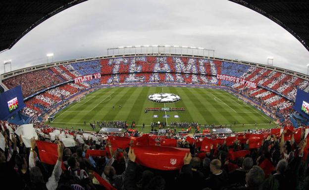 El estadio Vicente Calderón, duarante un partido. 