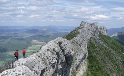 La arista. Recorriendo la cresta de Peña León en dirección oeste, con la vertiente alavesa a la derecha. 