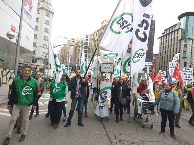 Funcionarios de Justicia de La Rioja, ayer, en la protesta en Madrid. :: l.r.