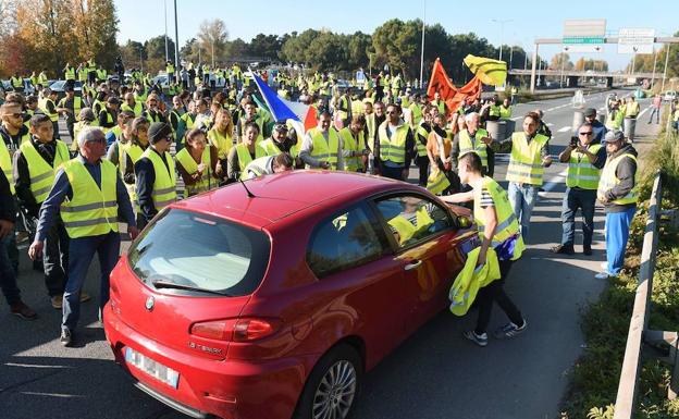 Imagen principal - Una manifestante muerta y 47 heridos durante las protestas contra Macron