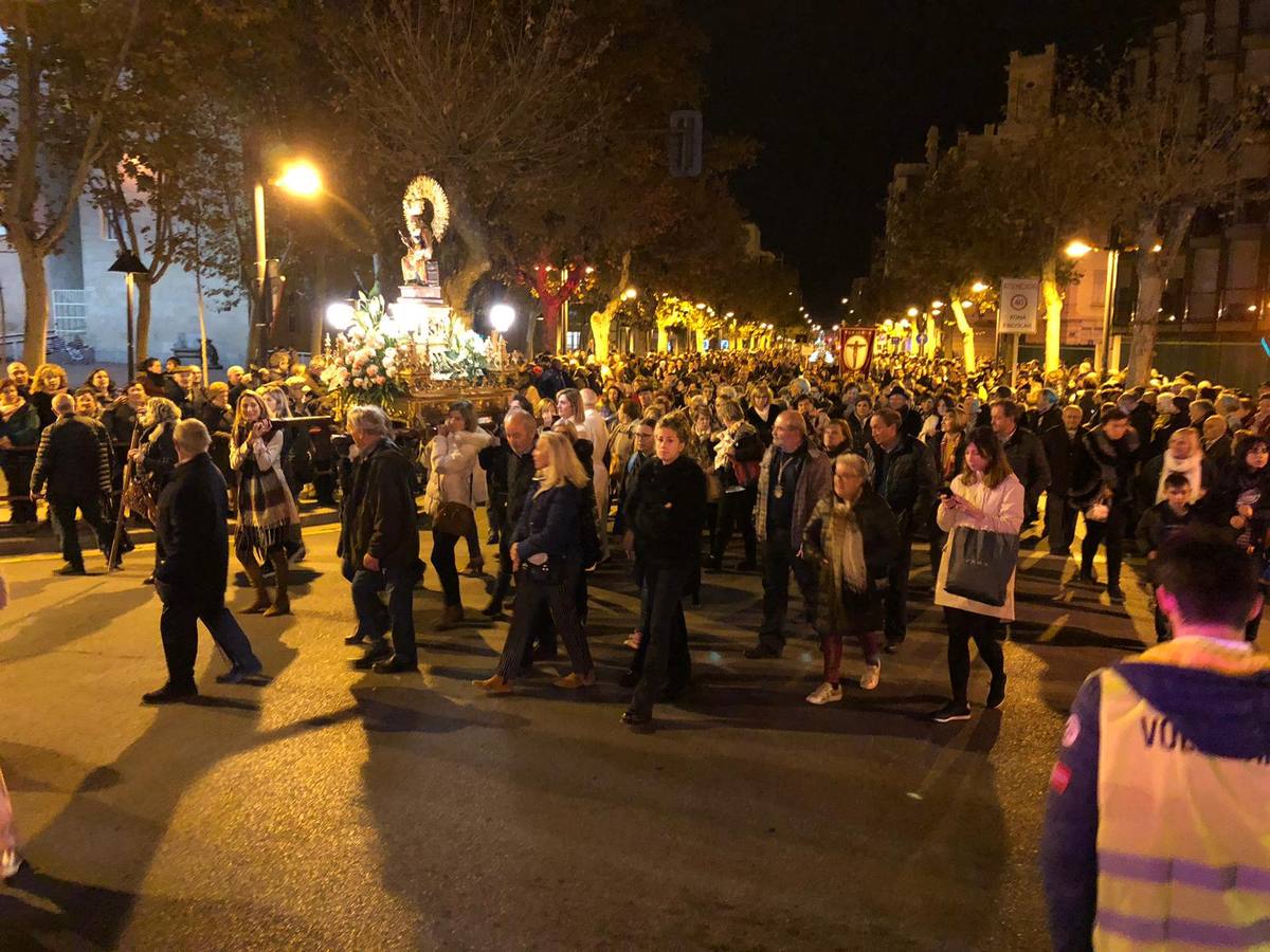 Miles de personas participaron en la procesión por las calles de Logroño.