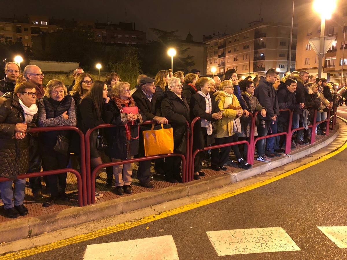 Miles de personas participaron en la procesión por las calles de Logroño.