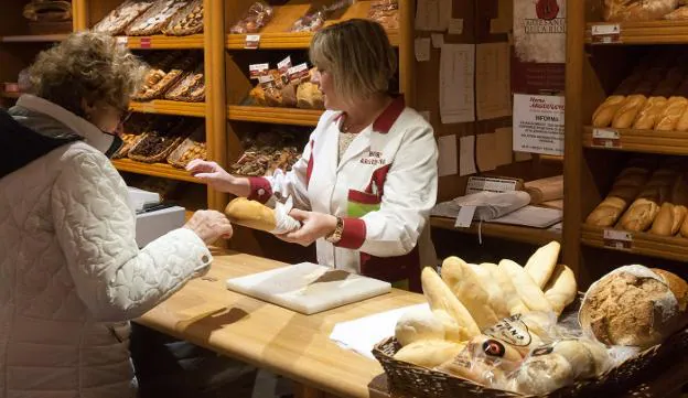 Una clienta adquiere una barra de pan en horno Arguiñano, uno de los negocios logroñeses especializados en panadería artesanal. :: 