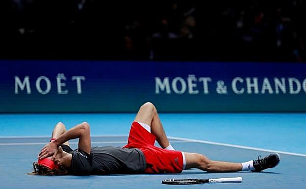 El alemán Alexander Zverev celebra el título. 
