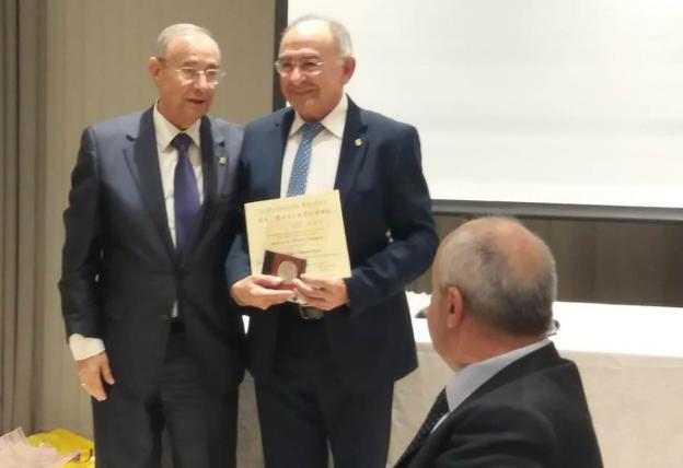 Fernando Herce con la medalla de plata al mérito filatélico del Ministerio de Fomento. :: Cedida