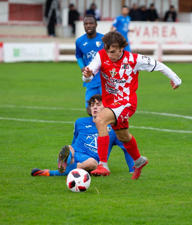 Álex se va en velocidad de un jugador alfareño. :: 