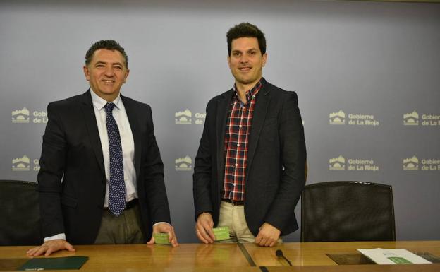 Carlos Cuevas (iz.) y Carlos Yécora con la nueva tarjeta verde. 