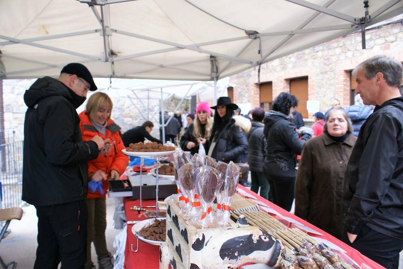 Angjuiano volvió a adr la bienvenida a todos los que quisieron probar un plato de caparrones y la cita, de hecho, va a más cada año. Hasta 1.300 raciones del plato de cuchara se repartieron en la localidad que ha hecho de su nombre un sinónimo del homenaje a la alubia local.