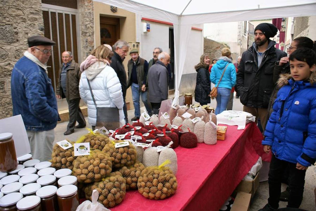 Angjuiano volvió a adr la bienvenida a todos los que quisieron probar un plato de caparrones y la cita, de hecho, va a más cada año. Hasta 1.300 raciones del plato de cuchara se repartieron en la localidad que ha hecho de su nombre un sinónimo del homenaje a la alubia local.