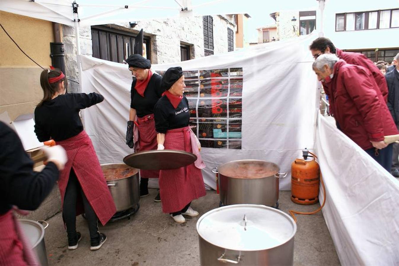 Angjuiano volvió a adr la bienvenida a todos los que quisieron probar un plato de caparrones y la cita, de hecho, va a más cada año. Hasta 1.300 raciones del plato de cuchara se repartieron en la localidad que ha hecho de su nombre un sinónimo del homenaje a la alubia local.