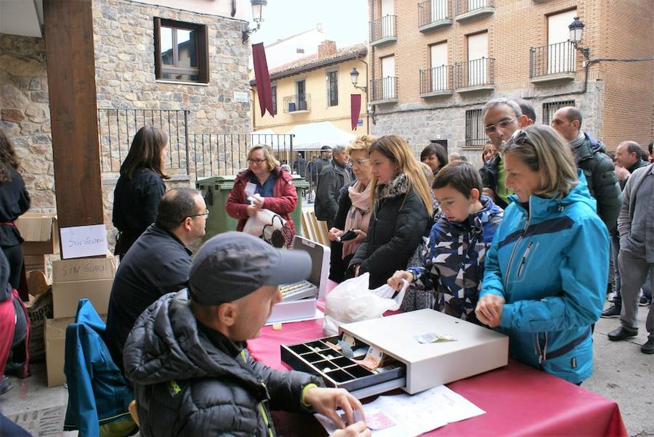 Angjuiano volvió a adr la bienvenida a todos los que quisieron probar un plato de caparrones y la cita, de hecho, va a más cada año. Hasta 1.300 raciones del plato de cuchara se repartieron en la localidad que ha hecho de su nombre un sinónimo del homenaje a la alubia local.