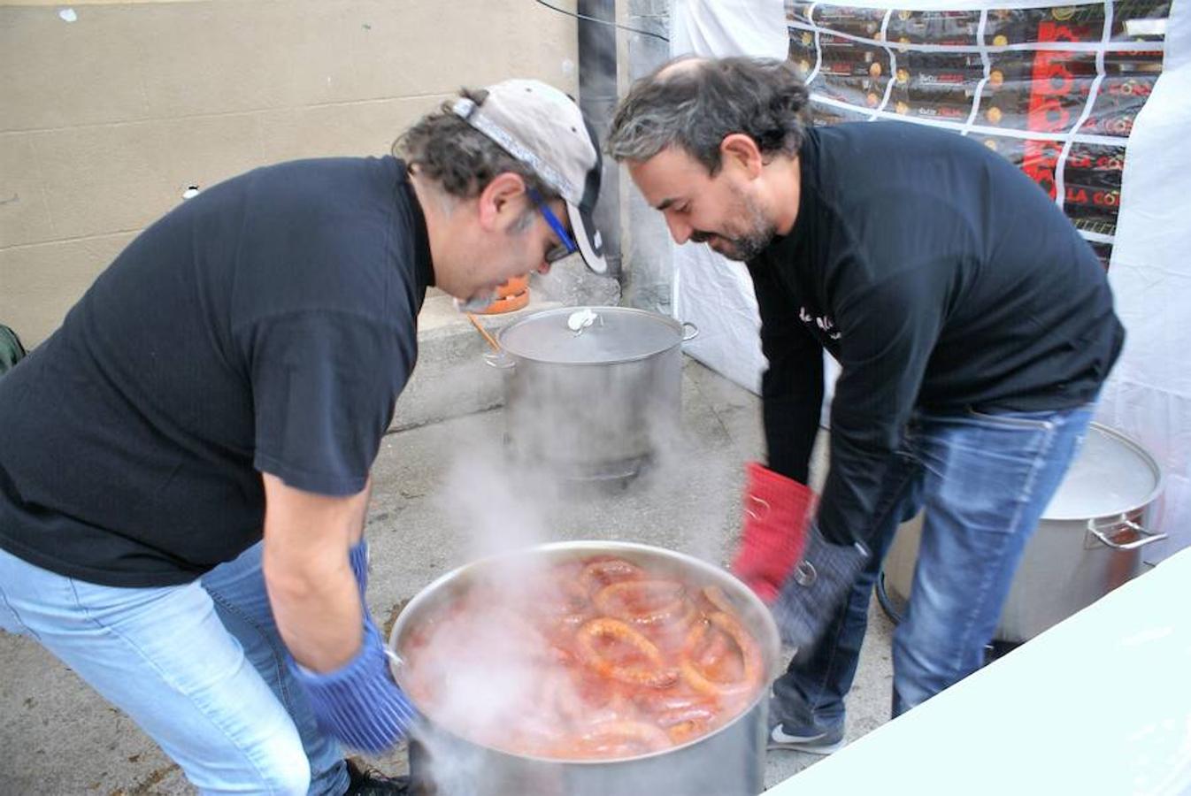 Angjuiano volvió a adr la bienvenida a todos los que quisieron probar un plato de caparrones y la cita, de hecho, va a más cada año. Hasta 1.300 raciones del plato de cuchara se repartieron en la localidad que ha hecho de su nombre un sinónimo del homenaje a la alubia local.