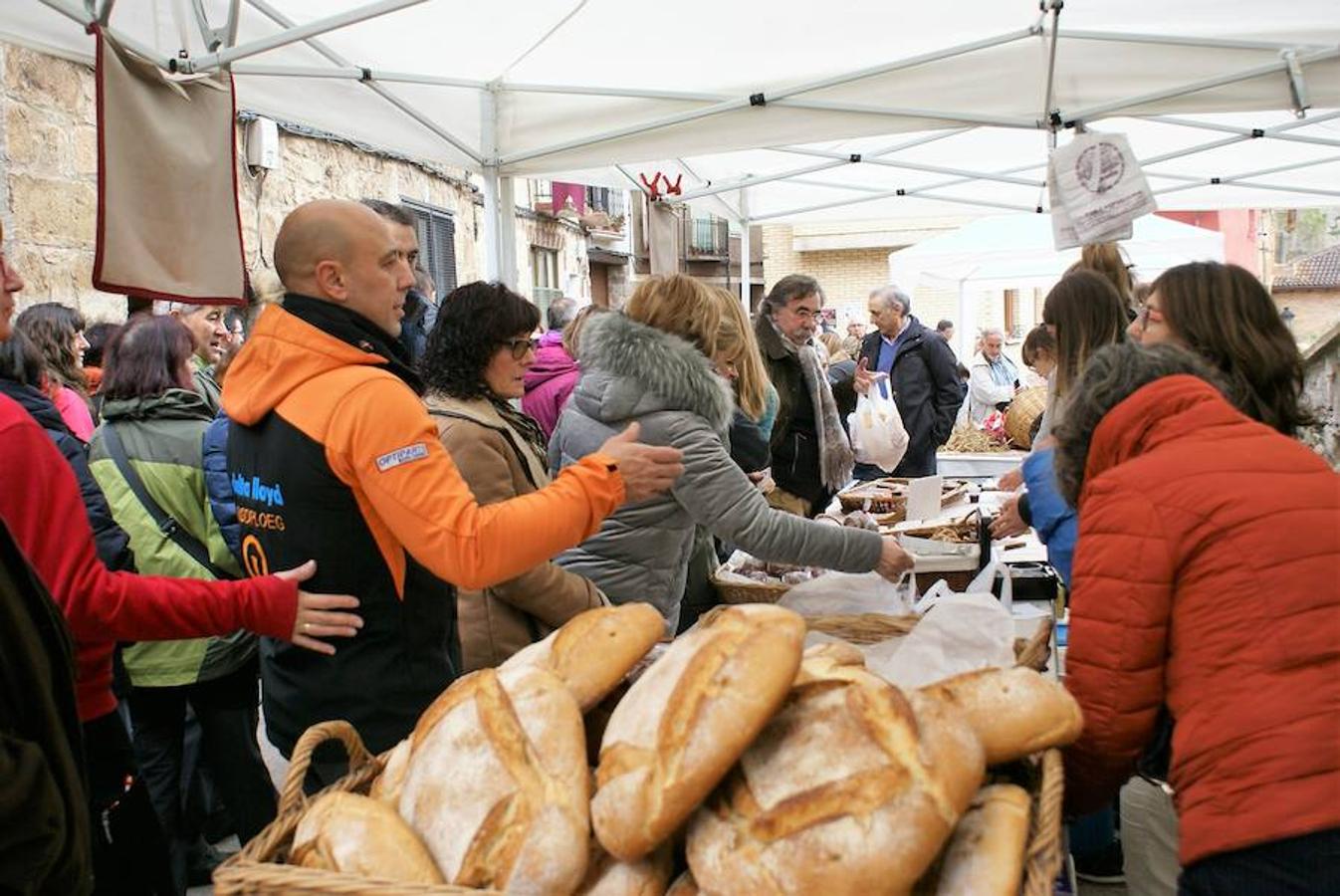 Angjuiano volvió a adr la bienvenida a todos los que quisieron probar un plato de caparrones y la cita, de hecho, va a más cada año. Hasta 1.300 raciones del plato de cuchara se repartieron en la localidad que ha hecho de su nombre un sinónimo del homenaje a la alubia local.