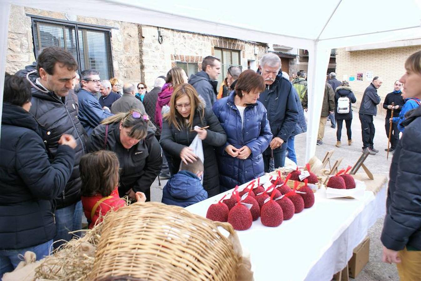 Angjuiano volvió a adr la bienvenida a todos los que quisieron probar un plato de caparrones y la cita, de hecho, va a más cada año. Hasta 1.300 raciones del plato de cuchara se repartieron en la localidad que ha hecho de su nombre un sinónimo del homenaje a la alubia local.